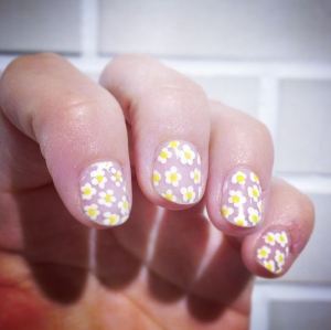 Pretty daisy nail art